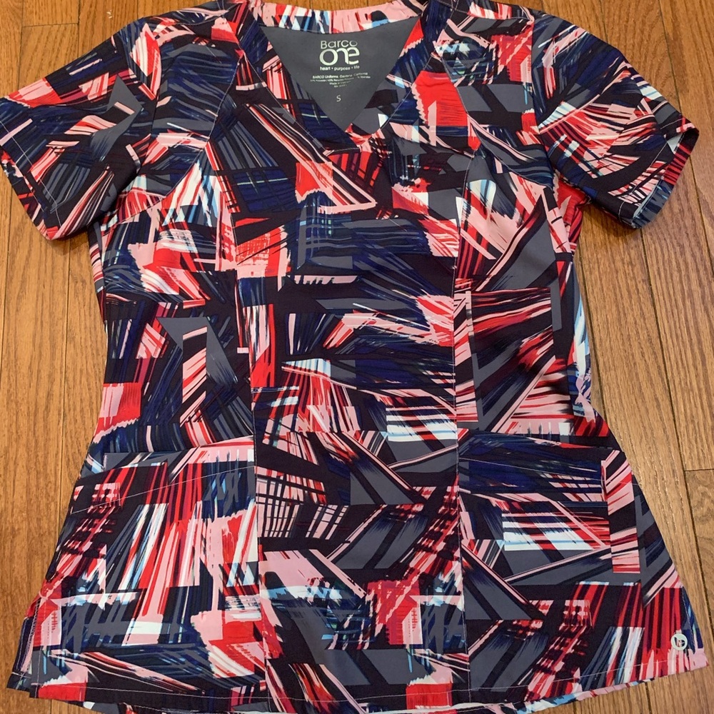 Barco one scrub top